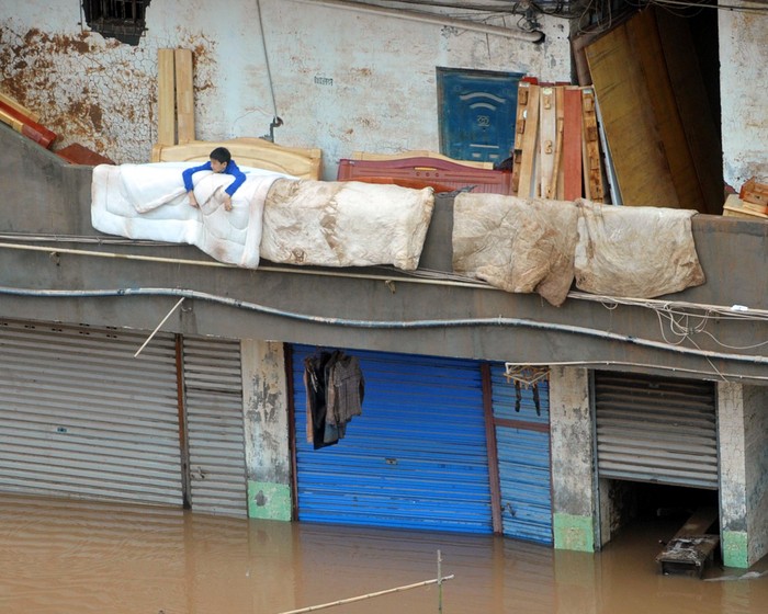 Đợi nước lụt rút lui ở Tứ Xuyên, Trung Quốc.